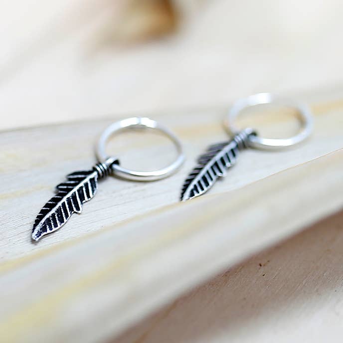 Silver earring - Feather hoop for wholesale by Ethike.eu