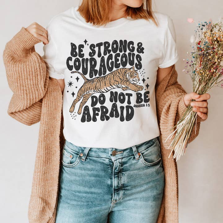 T-shirt tigre fort et courageux | T-shirt bohème rétro pour la vente par Amy Anne Apparel Inc