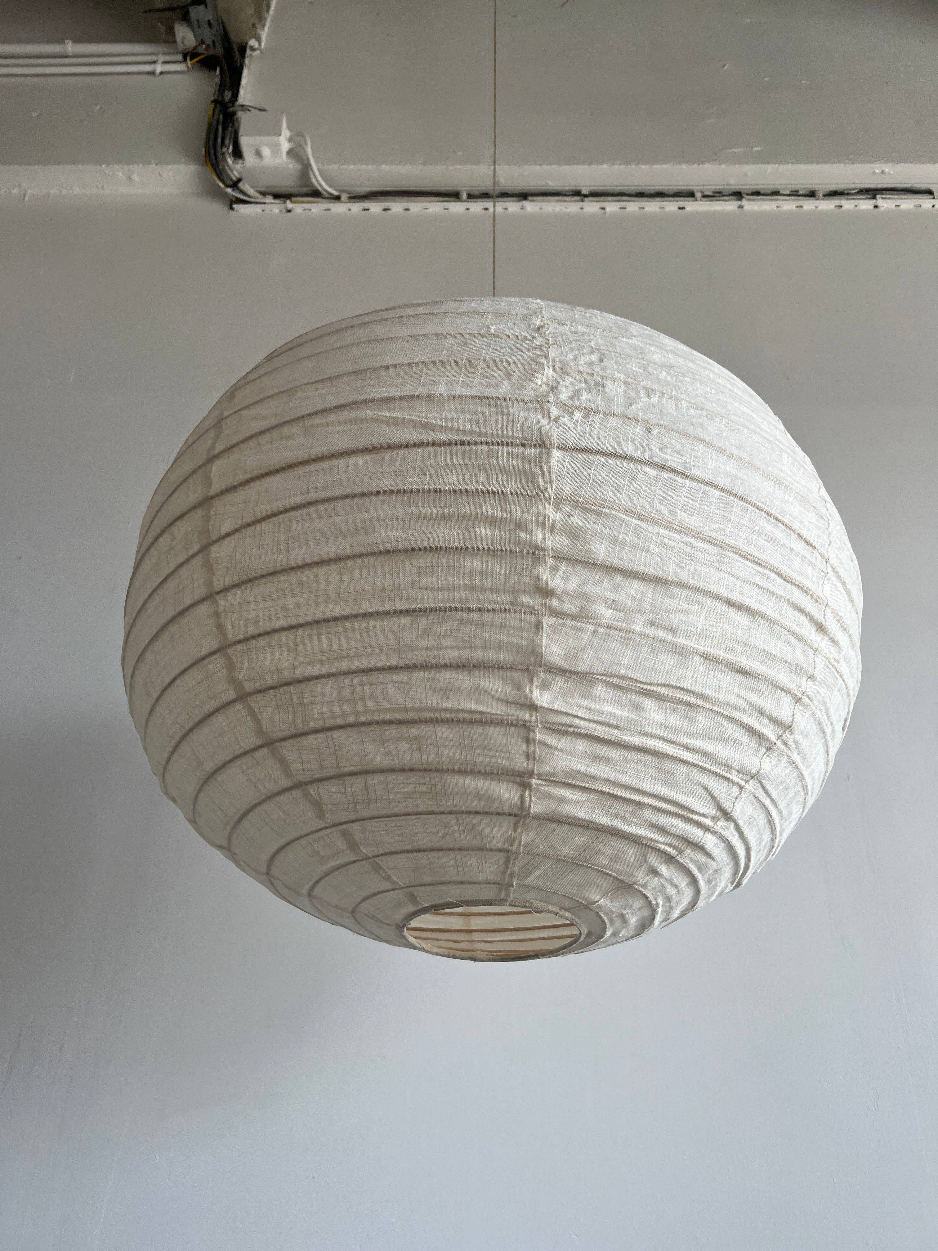 Office Objets - Wholesale Chandelier/Hanging Light - Medium round Japanese-style pendant light in rattan and natural linen D:4047