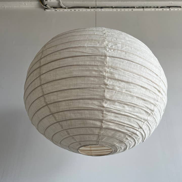 Office Objets - Wholesale Chandelier/Hanging Light - Medium round Japanese-style pendant light in rattan and natural linen D:4047