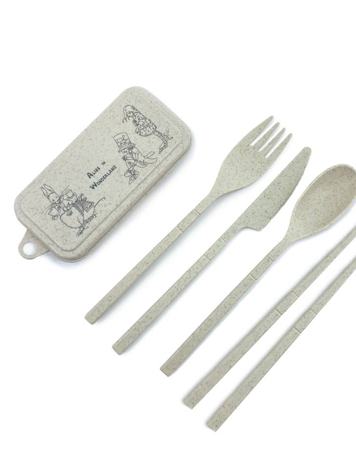 Ensemble de couverts de voyage en bambou Alice au pays des merveilles pour la vente par Magnolia Lounge