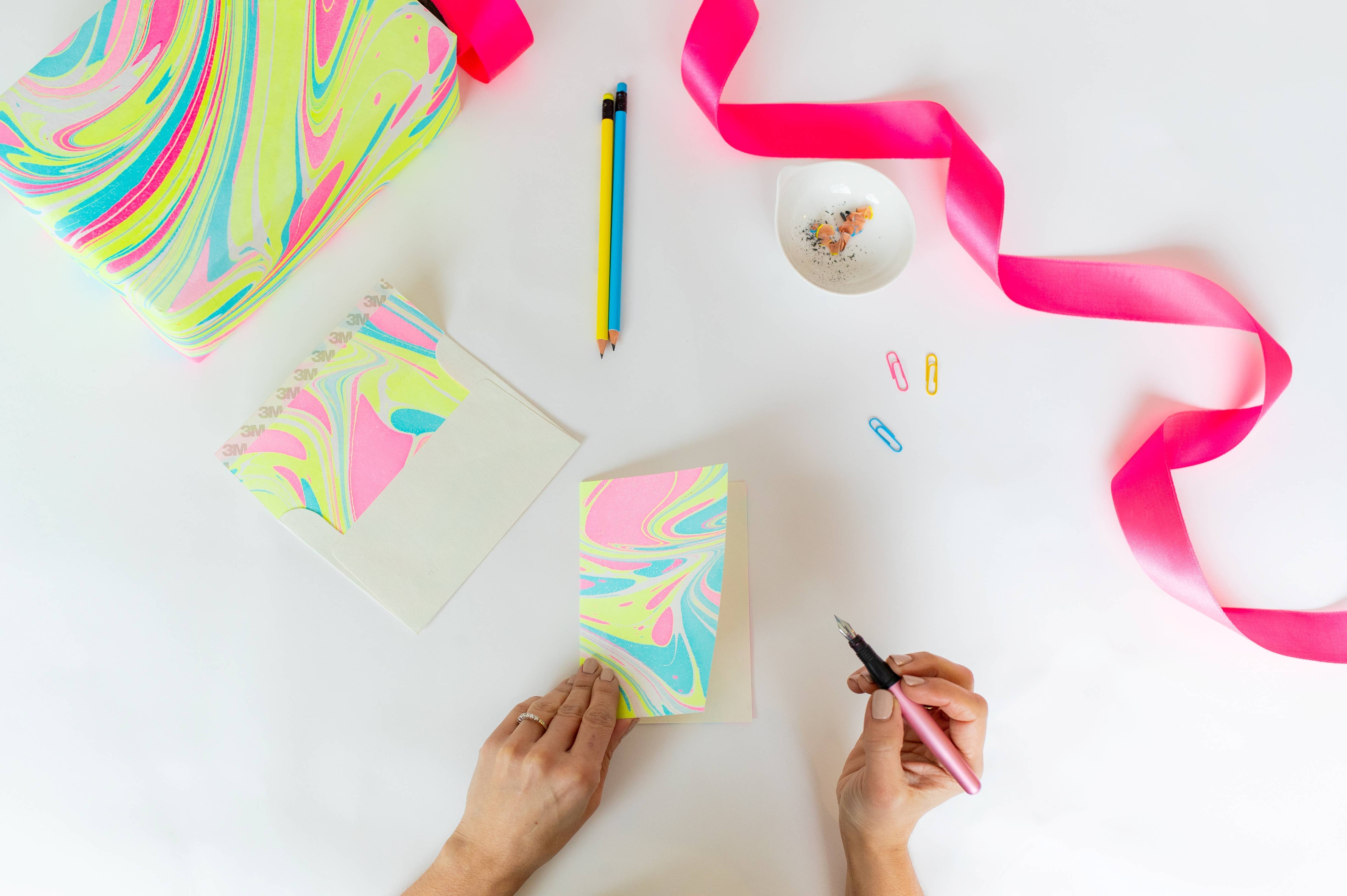 Paper Mirchi - Vente Carte de vœux classique - Carte de vœux marbrée à la main - Vagues néon1