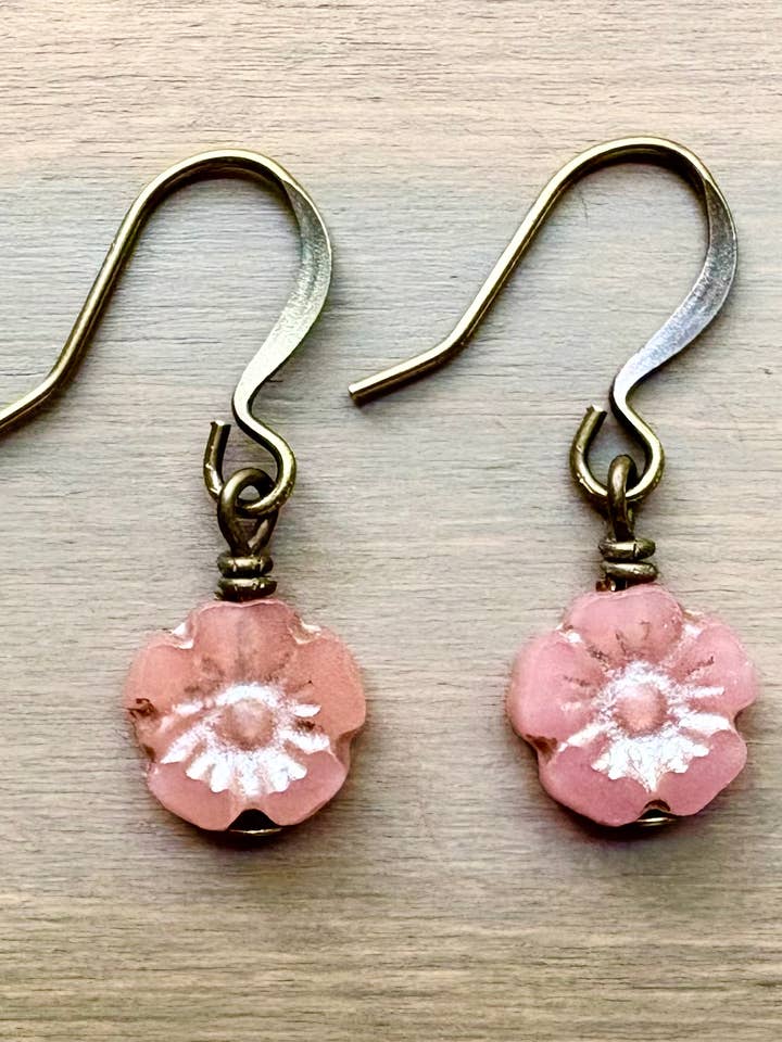 Boucles d'oreilles fleur en cristal abricot antique pour la vente par Twist Style