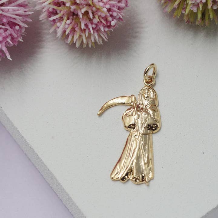 Cherie by Cherie - Vente Breloques/médailles personnalisées - Pendentif Faucheuse avec faux en or ou en argent1