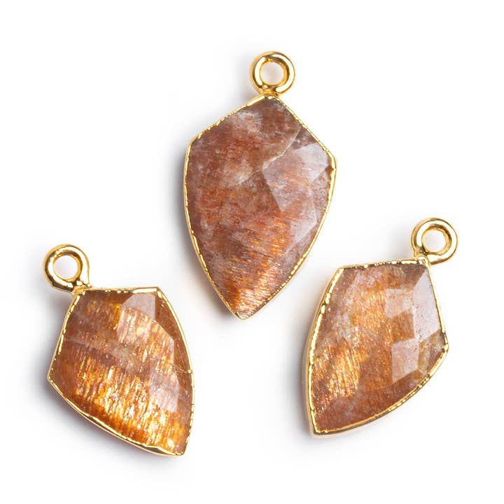 Pendentif en forme de bouclier en forme de pierre de soleil en forme de feuille d'or, 1 perle pour la vente par The Bead Traders