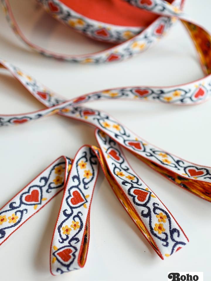 36 yard rulle - Røde hjerter, 7/8" jacquardvævet kantbånd.TRIM-021 for engroshandel hos Boho Fabrics