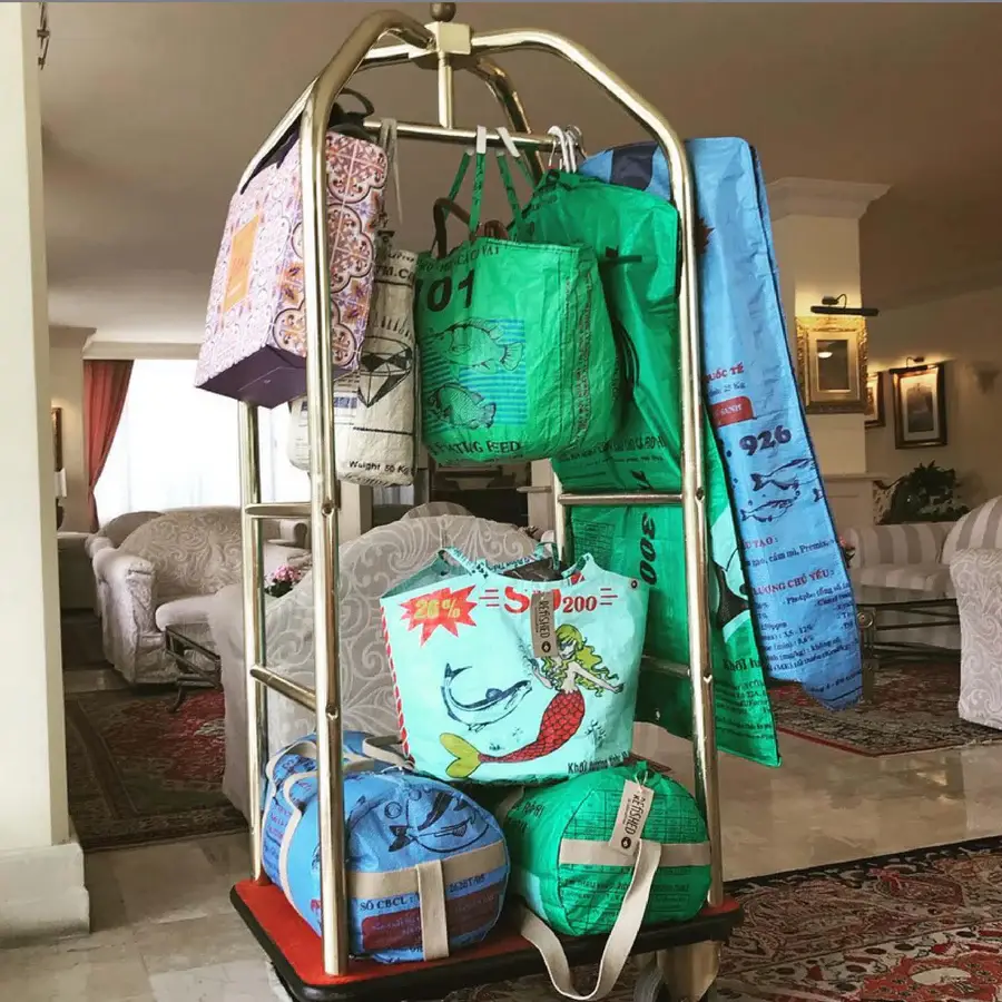 REFISHED fair fashion - Wholesale Garment Bag - Unisex - SUIT BAG | Eco-friendly garment bag in beige-black-red7