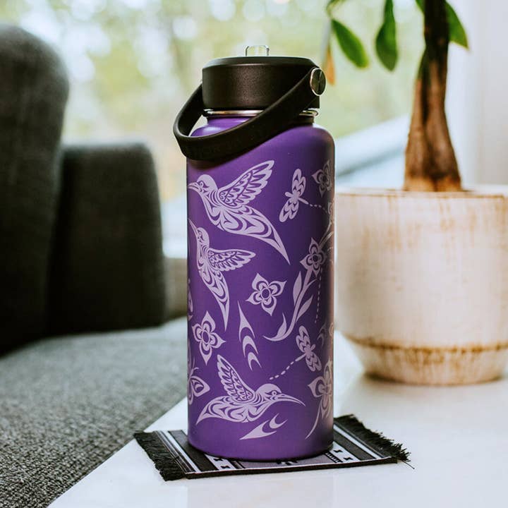 Bred mundflaske med moderne indfødt design (32 oz) for engroshandel hos Made By Humans || Light Codes Studio