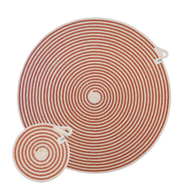 Bordskånere & Glasbrikker - Sammenflettet (sæt af 4 hver) for engroshandel hos Mia Mélange