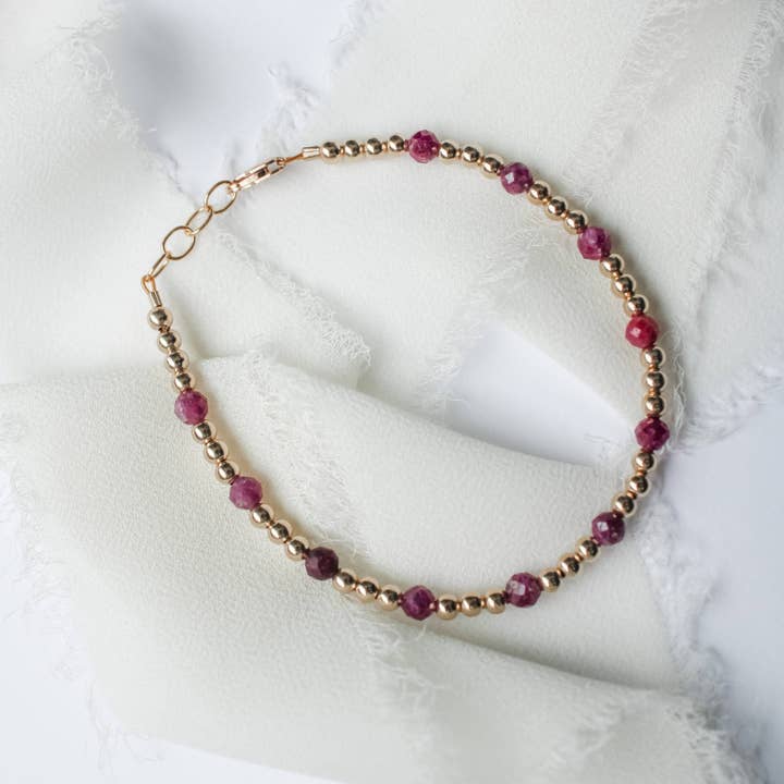 Juli - Ruby Armband för wholesale av Joyful Bead Company