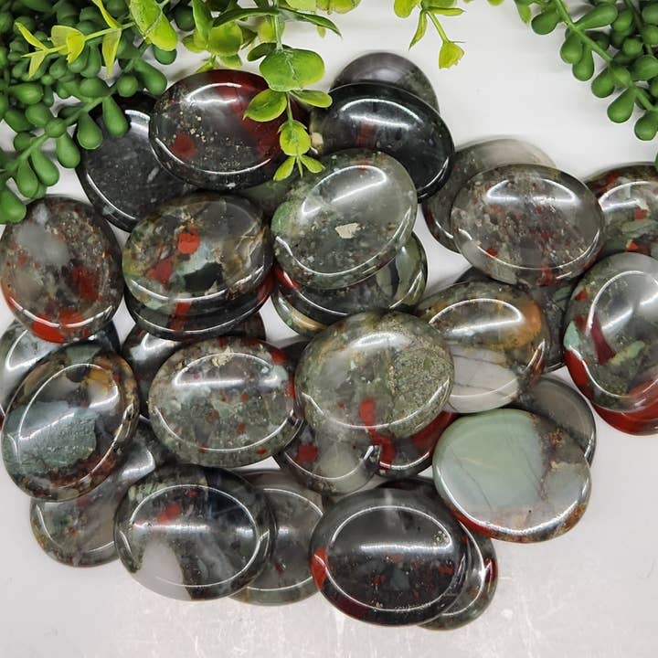 Meraki Gemstones - Vente Pierre et cristal de spiritualité - Pierre précieuse African Bloodstone Worry 50 x 40 x 10 mm (0,5 kg/1,1 lb)3