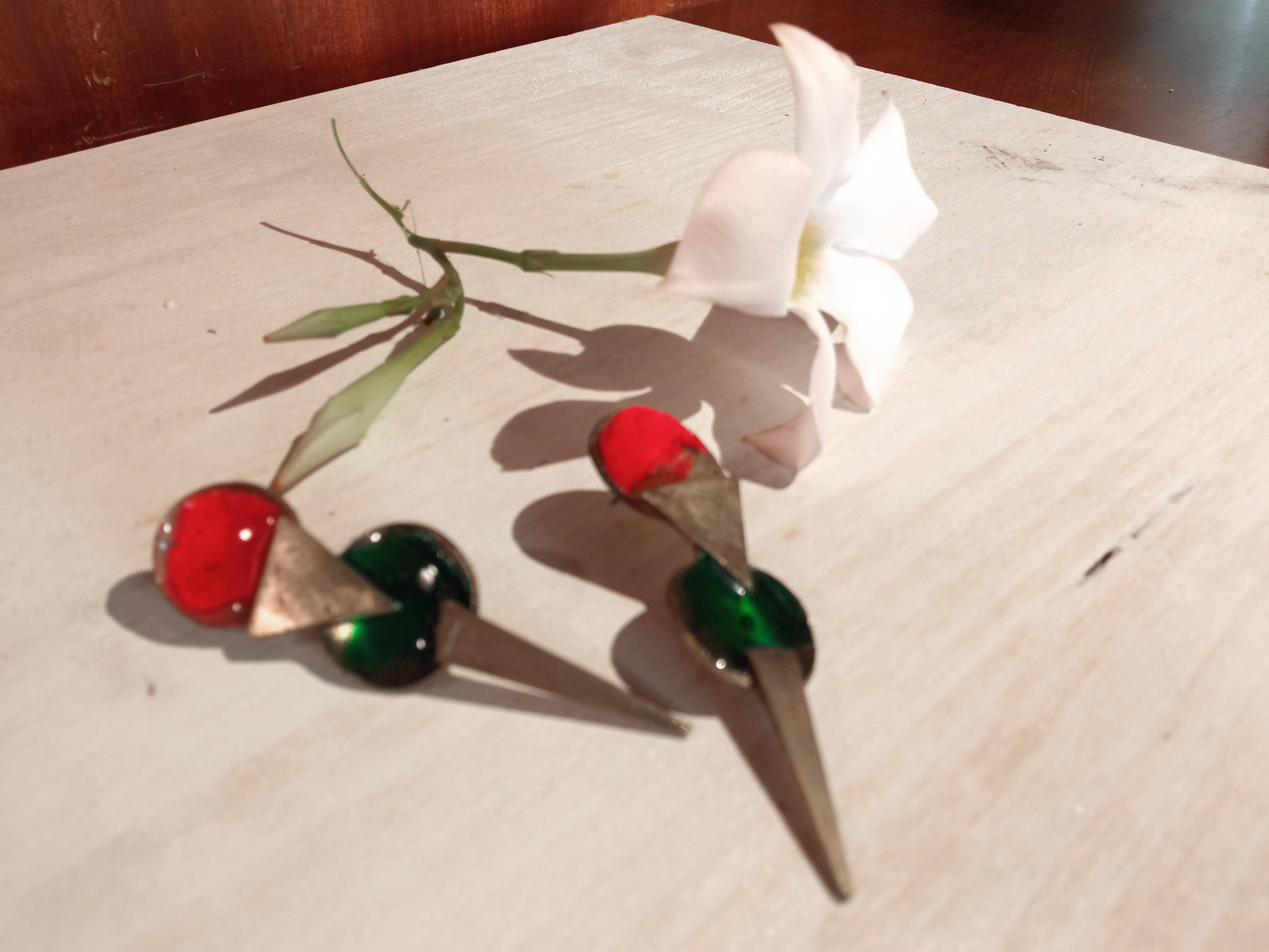 Thomas Ayers Jewellery - Vendita all'ingrosso Orecchini pendenti - Orecchini geometrici in ottone con resina rossa e verde1