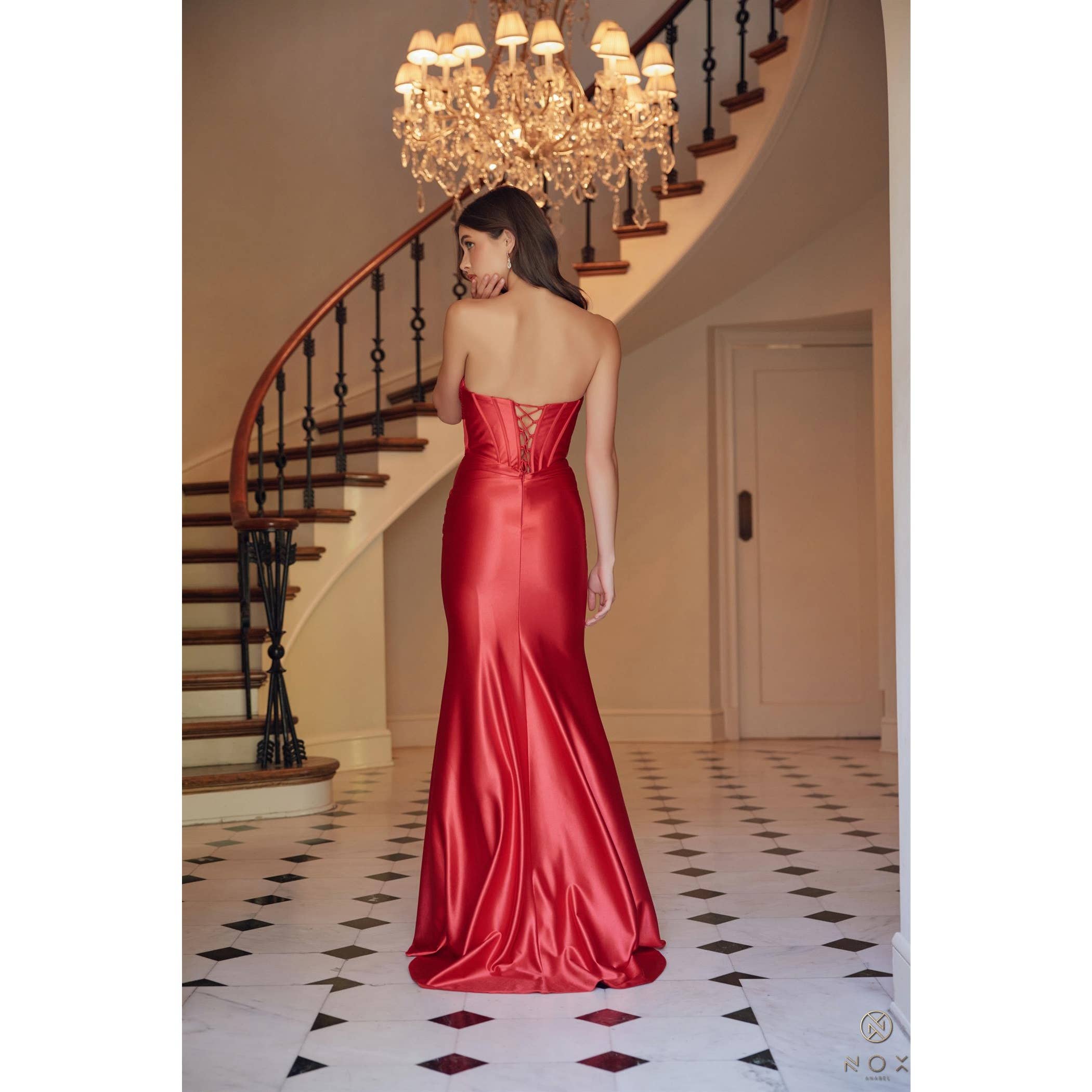 Noxanabel - Wholesale Formele jurk - Dames - Noxanabel satijnen strapless jurk met aansluitende pasvorm T150013