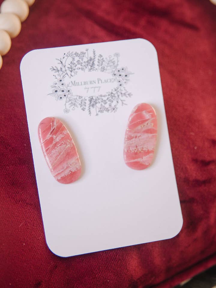 Faux Rose Quartz Polymer Clay Örhängen för wholesale av Millburn Place