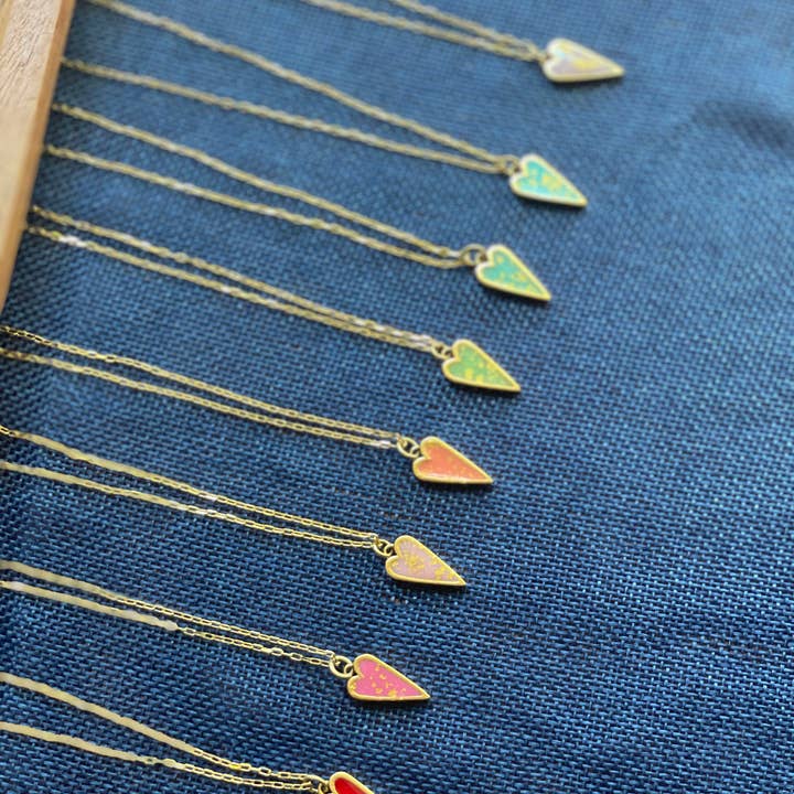 Collier Mini Coeur Doré pour la vente par Nobska Craftsmen