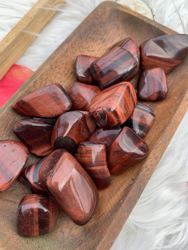 Roter Tigerauge - Trommelstein für den Großhandel von Wild Peonies Xo