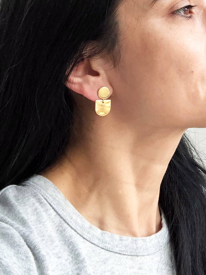 Abstrakt postörhänge | Guldstolpörhängen för wholesale av Laura Stark Designs