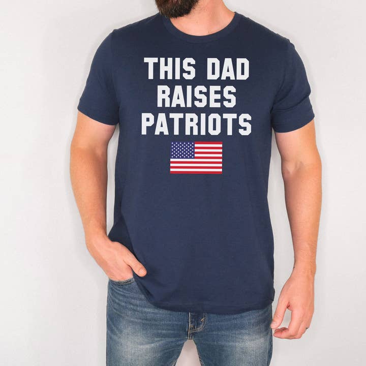This Dad Raises Patriots T-shirt met print voor wholesale door God And Glory Gifts