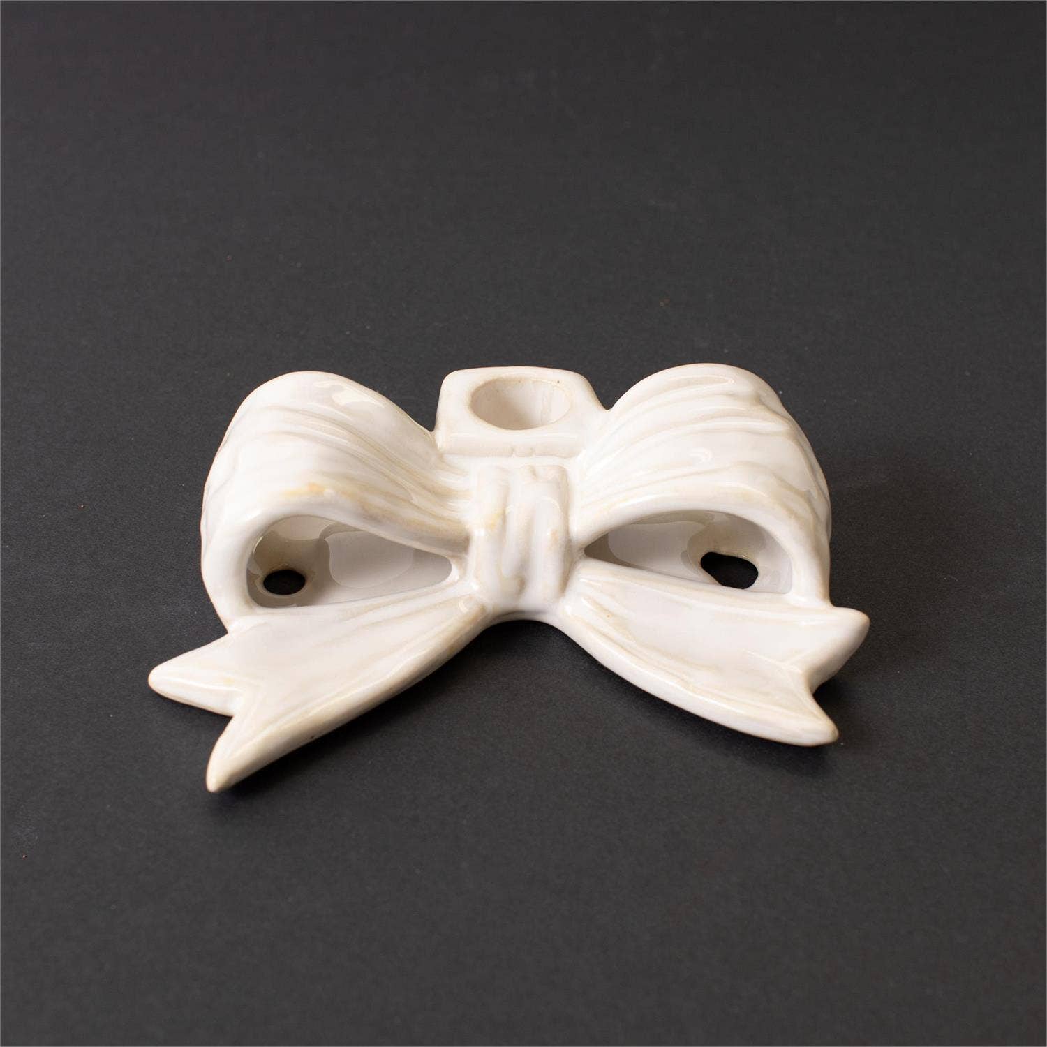 Audrey's Home & Gift – wholesale Candle holder – White Ceramic Bow Taper Holder (Pk/04)3
