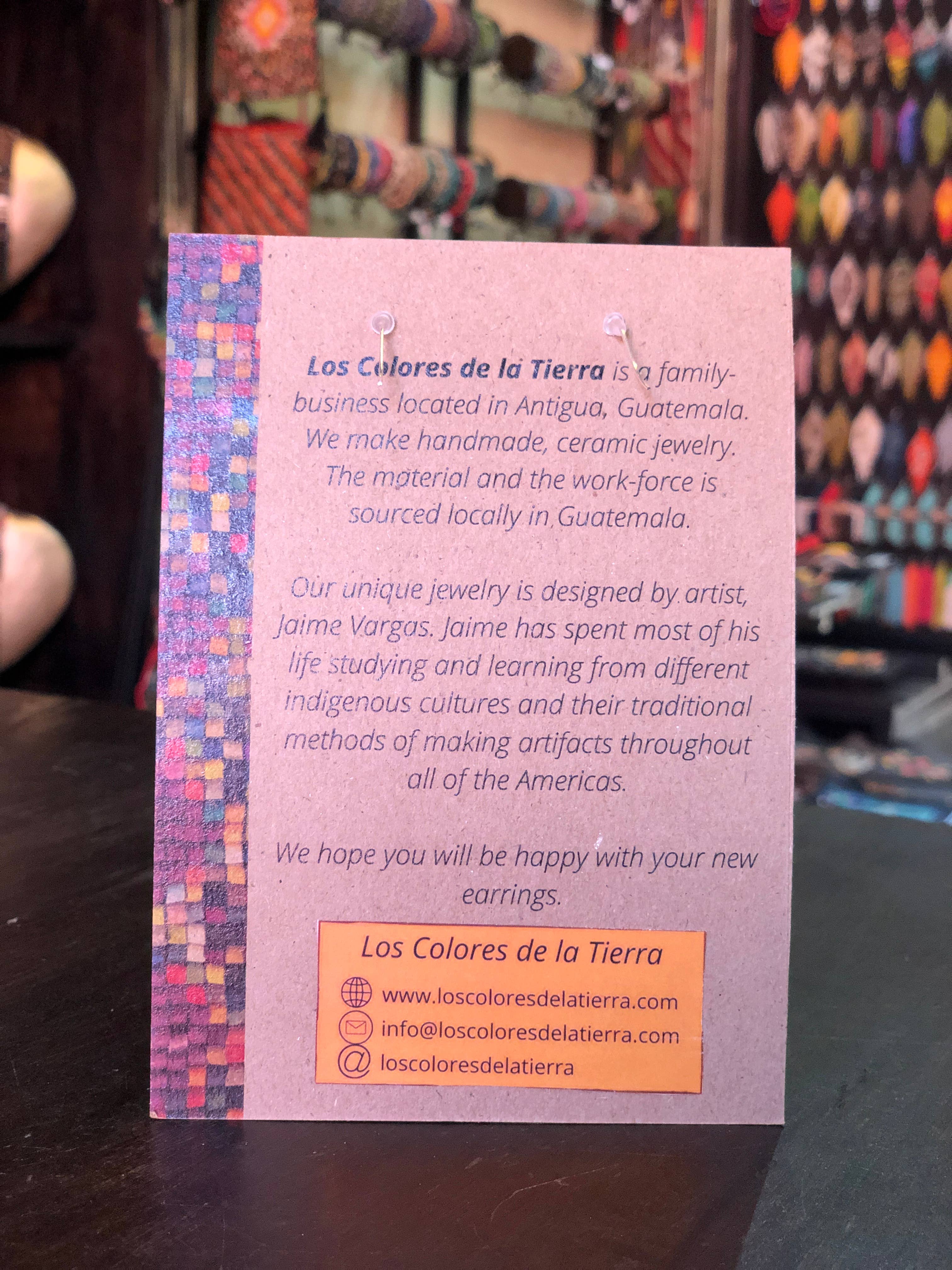 Los Colores de la Tierra – Großhandel Ohrhänger – Kleine und perlenbesetzte Pfeilspitzenohrringe — in 8 Farben erhältlich5