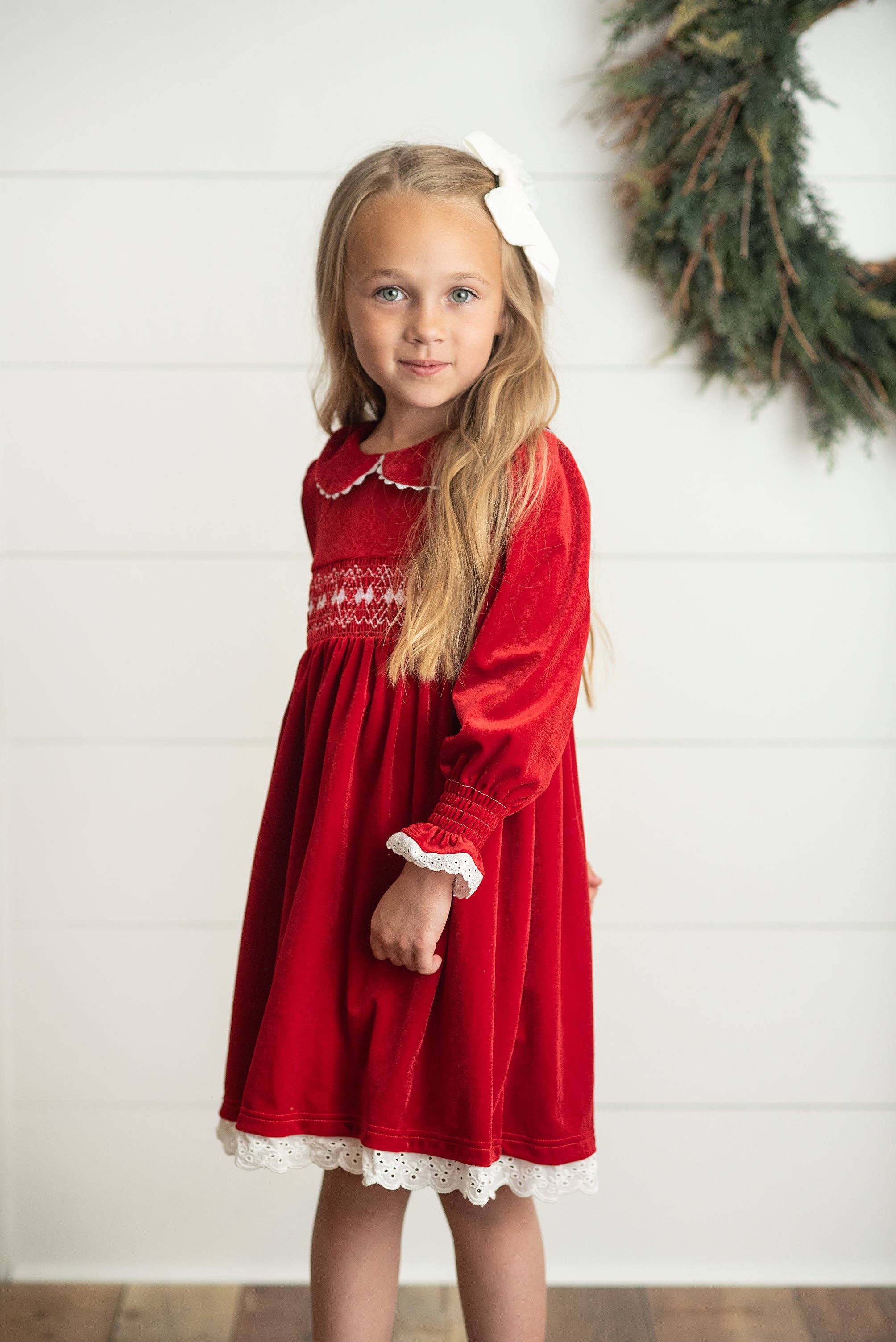 Wren & James - Vente Robe – enfant - Robe de vacances d'hiver Peter Pan en velours rouge en dentelle smockée pour enfants5