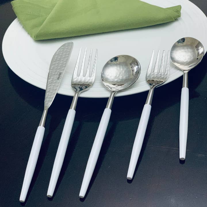 Set di posate in acciaio inox bianco da 20 pezzi (martellato) per la vendita all'ingrosso da parte di Vibhsa