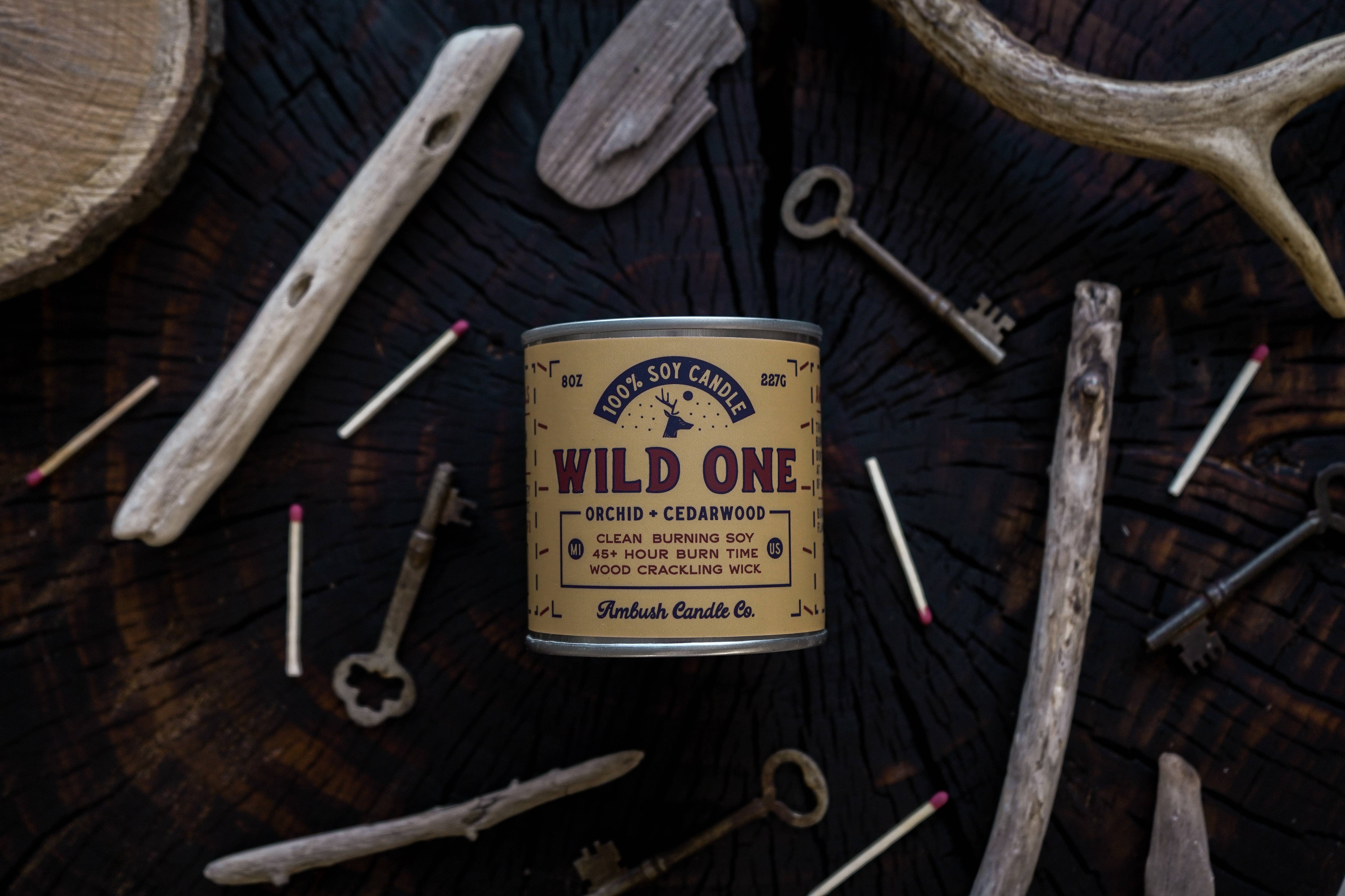 Ambush Candle Co. - Venta al por mayor Vela aromática de viaje - Wild One | Vela de soja Orchid + Cedarwood de 8 onzas4