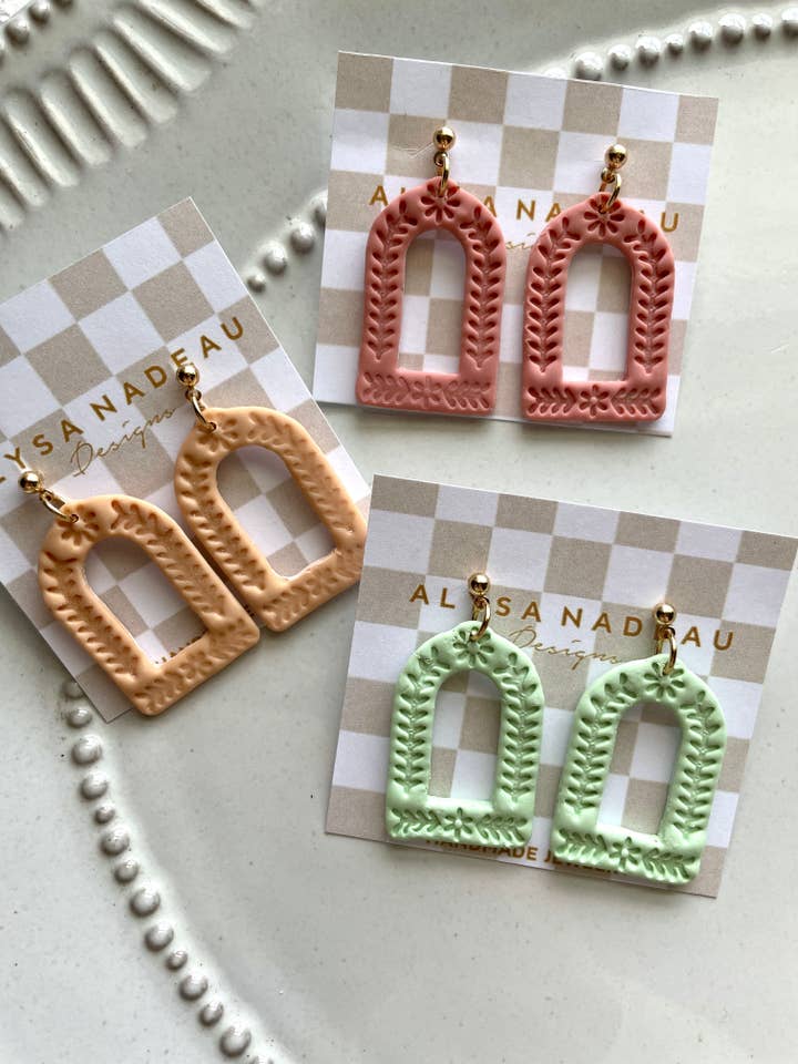 Boucles d'oreilles pendantes en argile faites à la main pour le printemps pour la vente par Alysa Nadeau Designs
