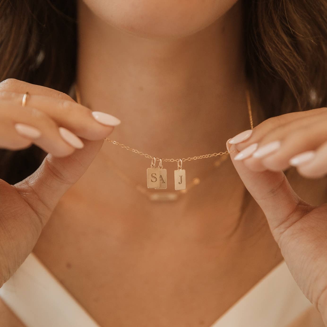 True by Kristy Jewelry - Vente Colliers à pendentif - Collier avec mini-étiquette initiale gravée, personnalisé, rempli d'or5