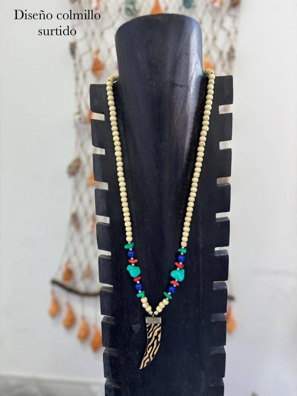 Hecho a mano – Engroshandel Halskæde med medaljon – Etniisk halskæde med farverige perler og elfenbenshorn9