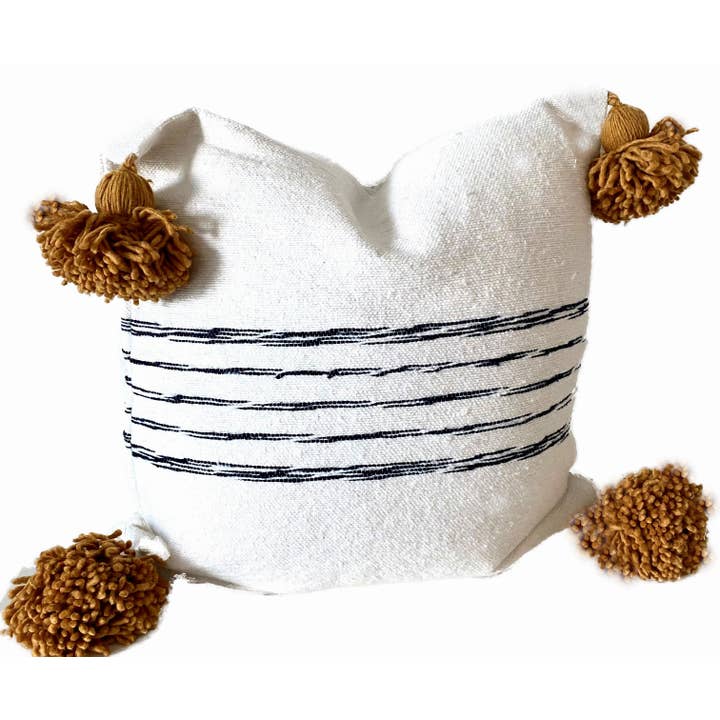 Taie d'oreiller Boho White avec bleu marine et moutarde pour la vente par Nativa Collective