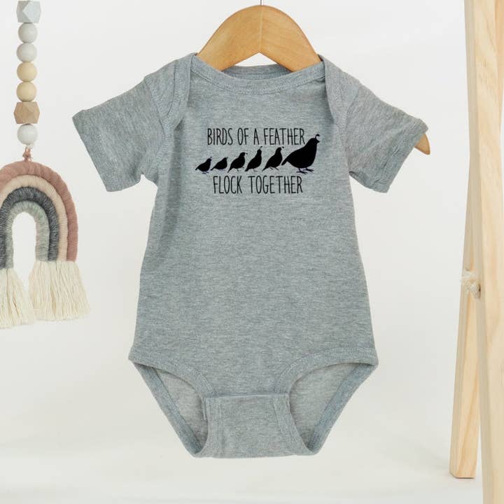 Uccelli di una piuma si accalcano insieme per la vendita all'ingrosso da parte di Top Crate