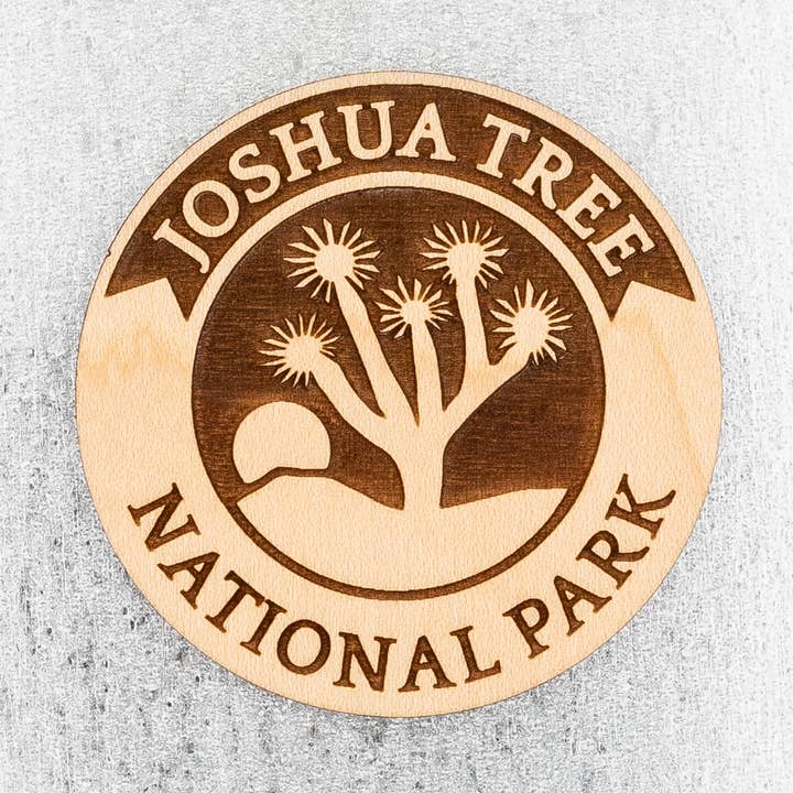 Joshua Arbre Aimant rond en bois pour la vente par Steamer Lane Design