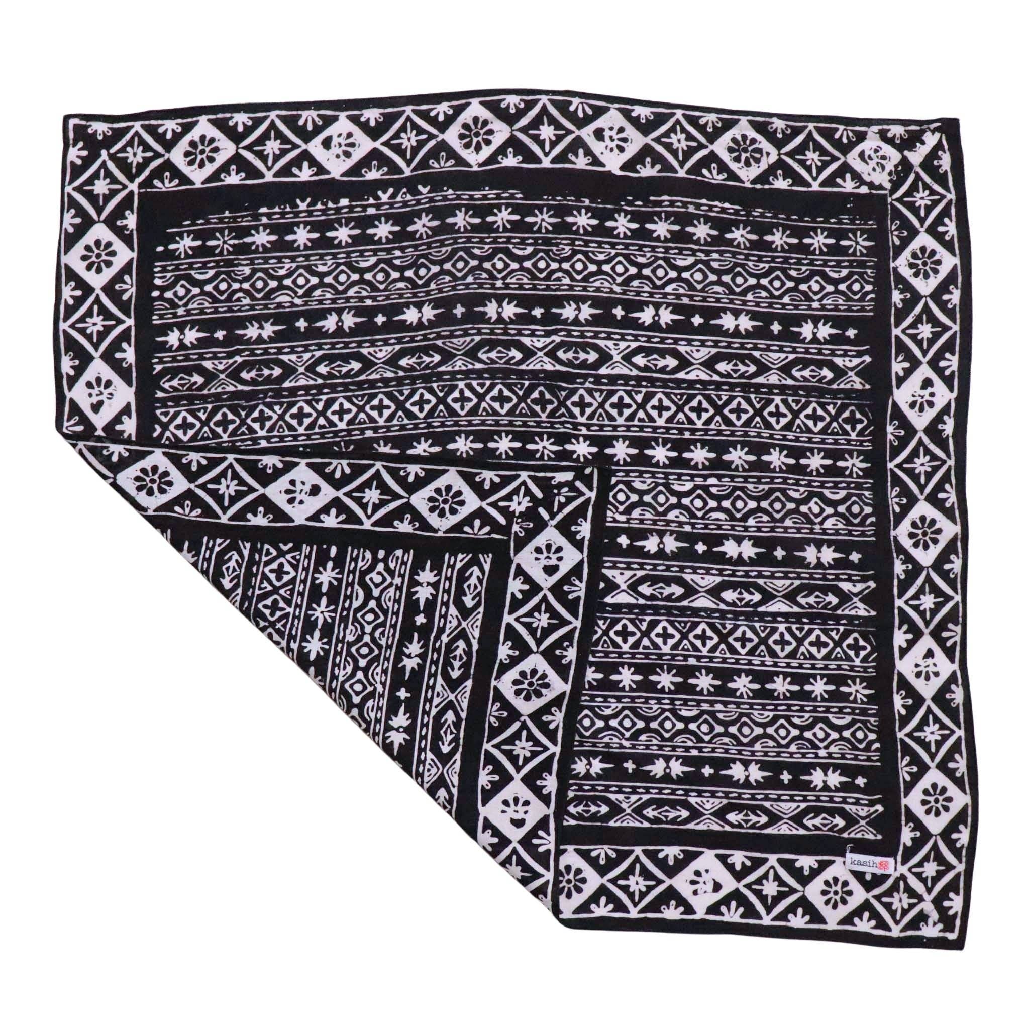 Kasih Co-op – Engroshandel Bandana - Dame – Håndfarvet Batik Bandana, 100% Bomuld, Sort Hvid Geometrisk, Håndstemplet3
