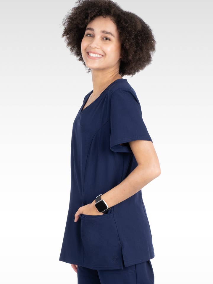 Aura Naturale – Großhandel Medizinische Berufsbekleidung – Damen – Korallenrote Damen-Mock-Wrap-Scrub-Top mit 6 Taschen (94003)22