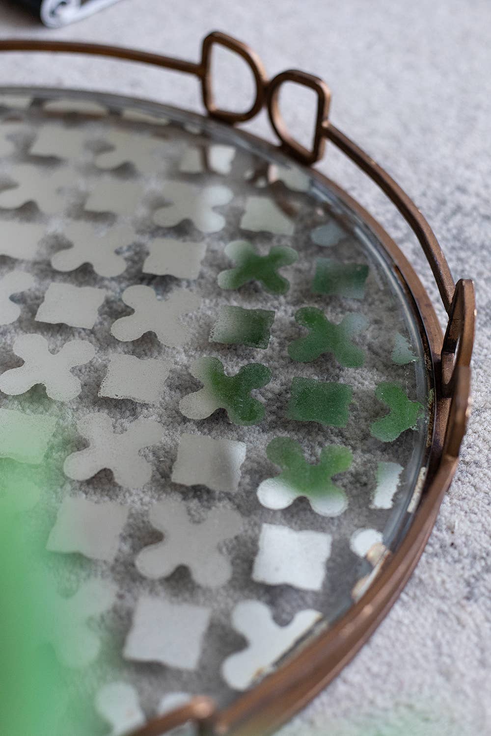 A&B Home Group Inc. – Engroshandel Pyntebakke – D18x2" Sofistikeret Geometrisk Spejlbakke2