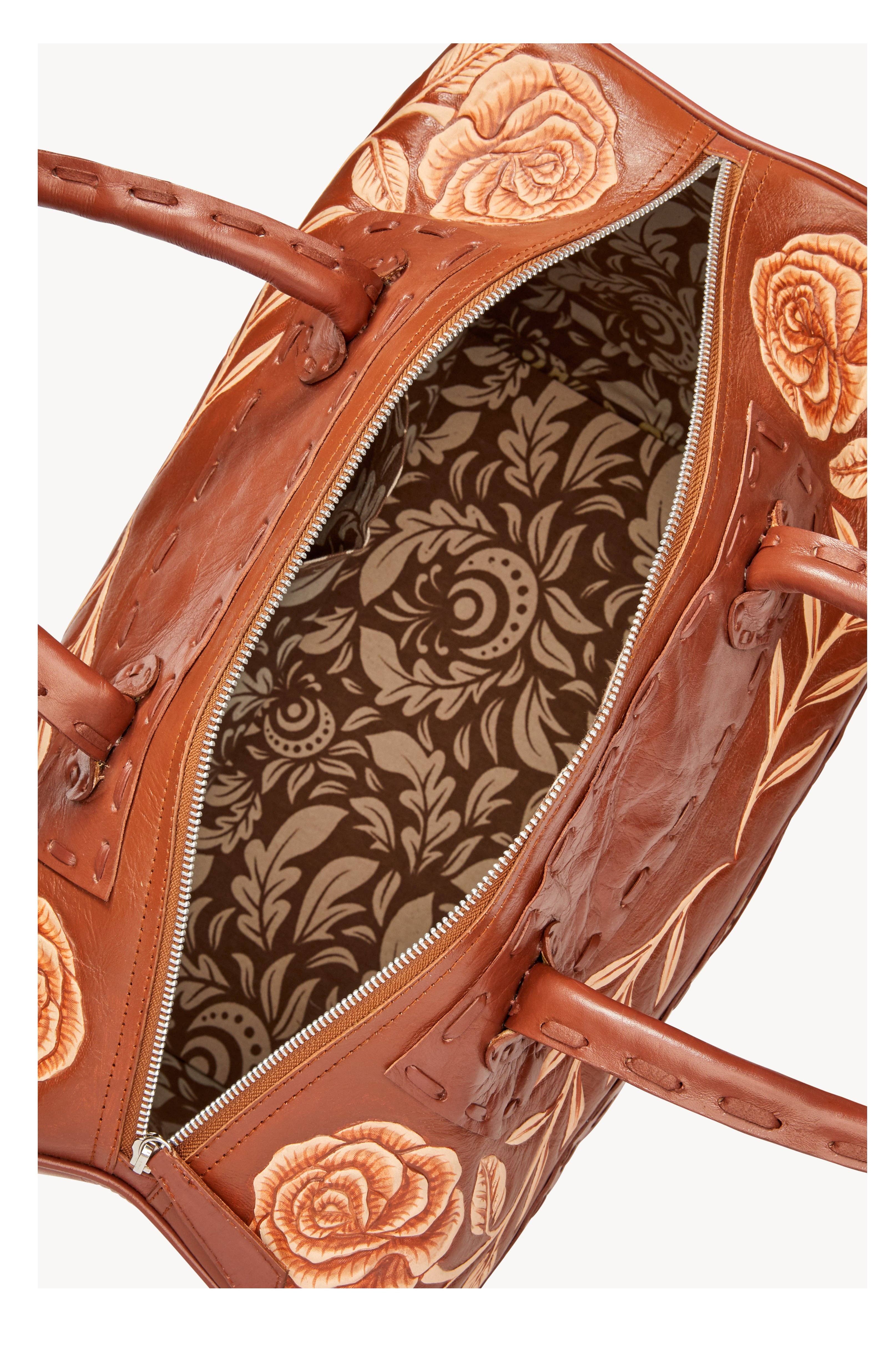 Tabaco Bolsa de Viagem Akaroa Tobacco com Design de Libélula e Rosa para venda a revendedores na Faire3