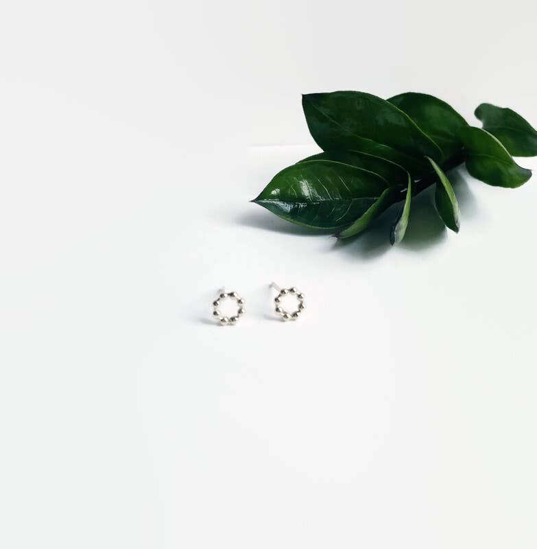 Wild Juniper - Venta al por mayor Pendientes de botón/aretes de poste - Pendientes diminutos de oro con forma de círculo abierto en forma de minúsculo2