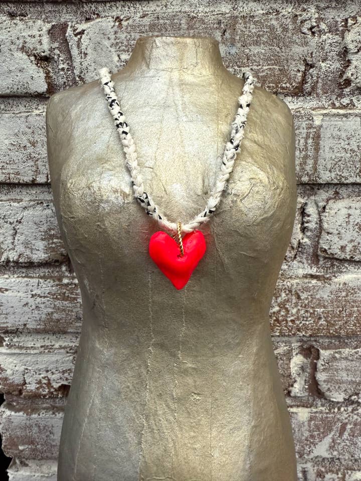 Bandana crema con collar de corazón rosa fuerte para venta al por mayor de Chic’d Out