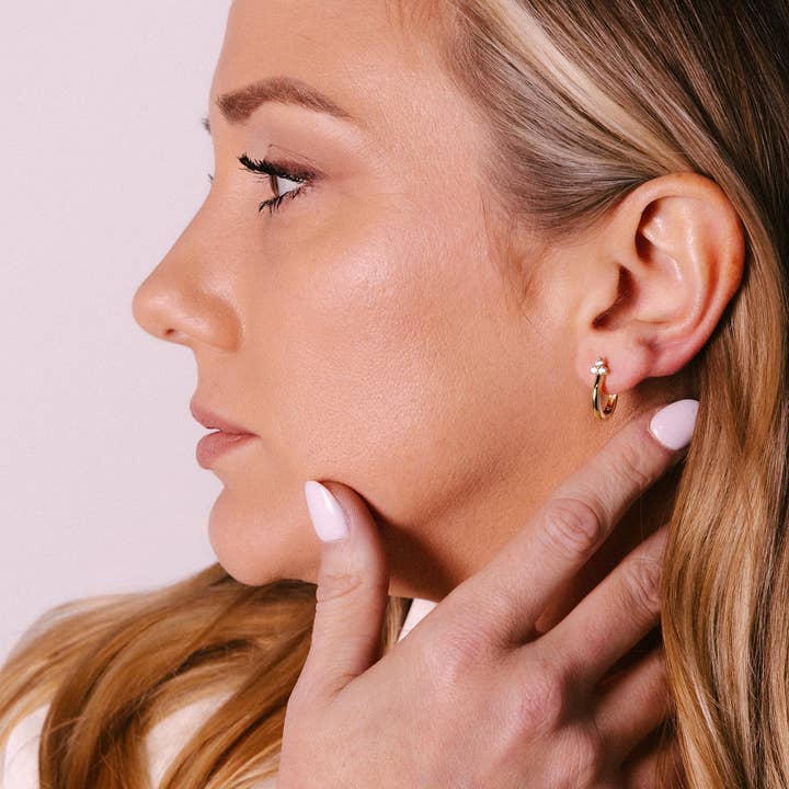 Gylden Treenighed Huggie for engroshandel hos MW Curated