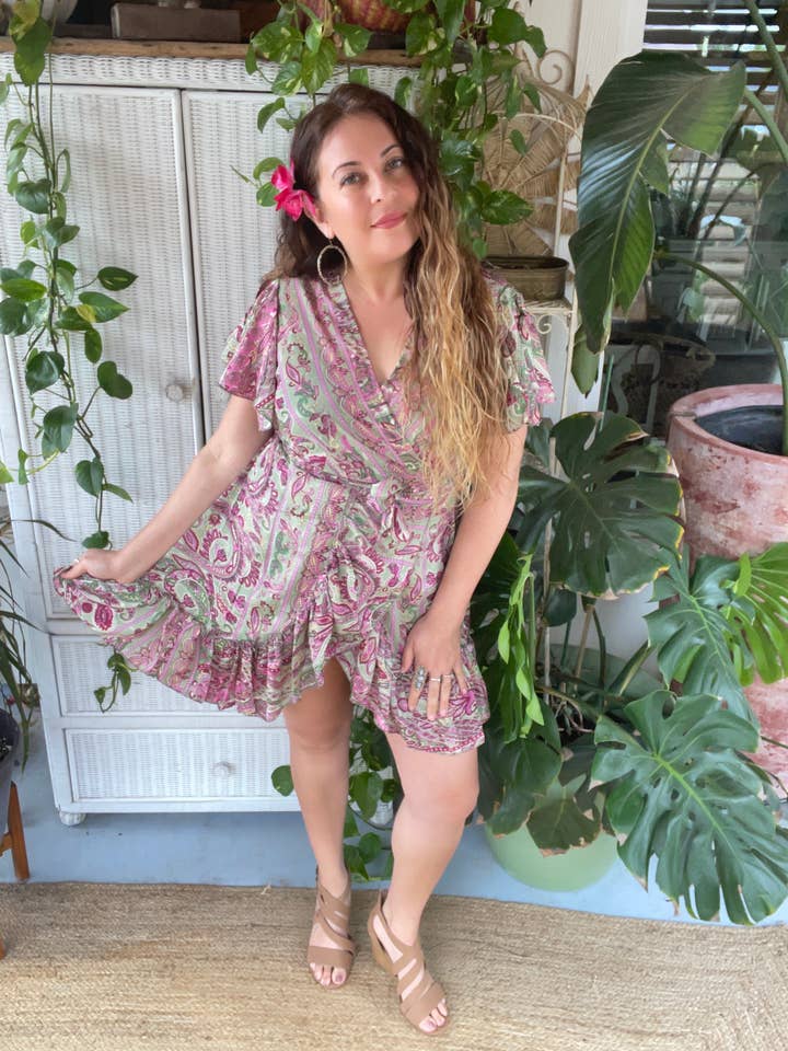 Robe kimono courte cache-cœur ajustable en soie (vert/rose) pour la vente par Pink and Silver