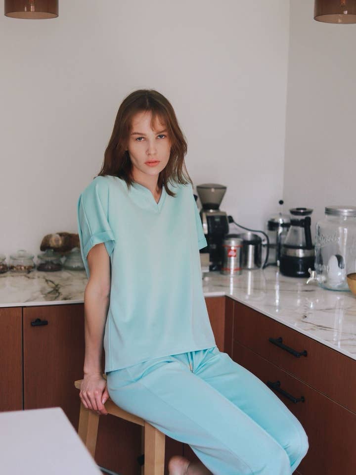 T-Shirt mit V-Ausschnitt - 1136 für den Großhandel von EASY MODE