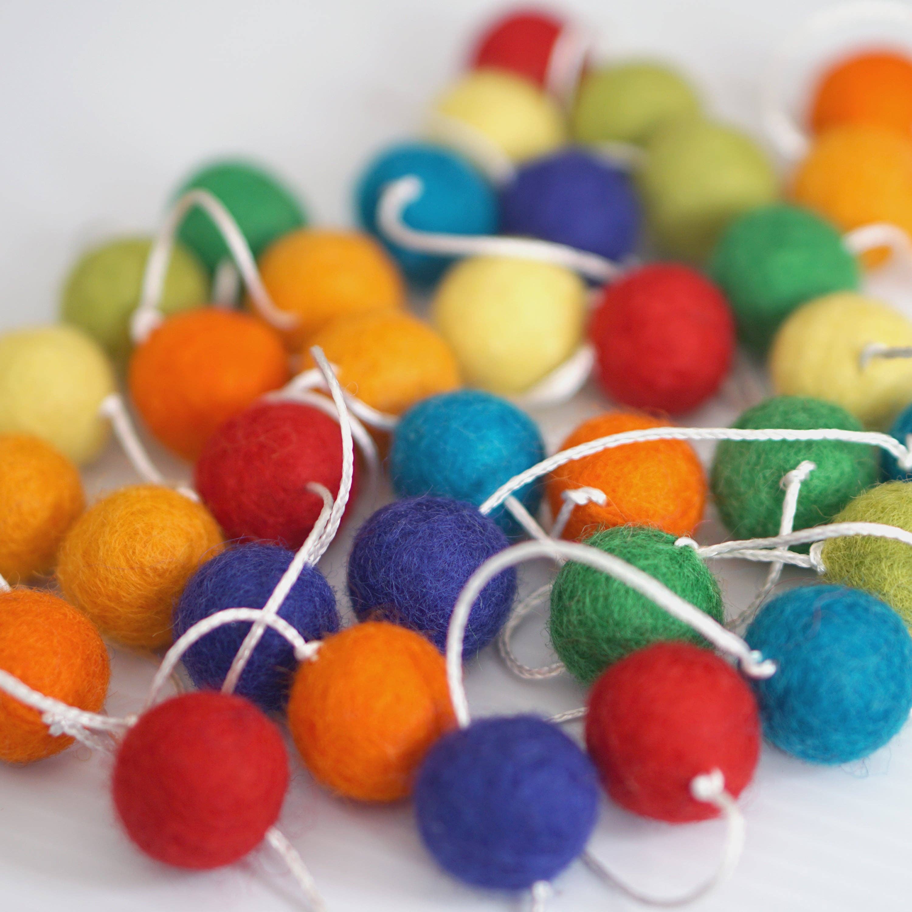 Decomod – Großhandel Wimpel/Girlande – Girlande aus 100% Wollfilz, 2 cm Kugeln - Regenbogen, 35 Kugeln, 9 Fuß lang1