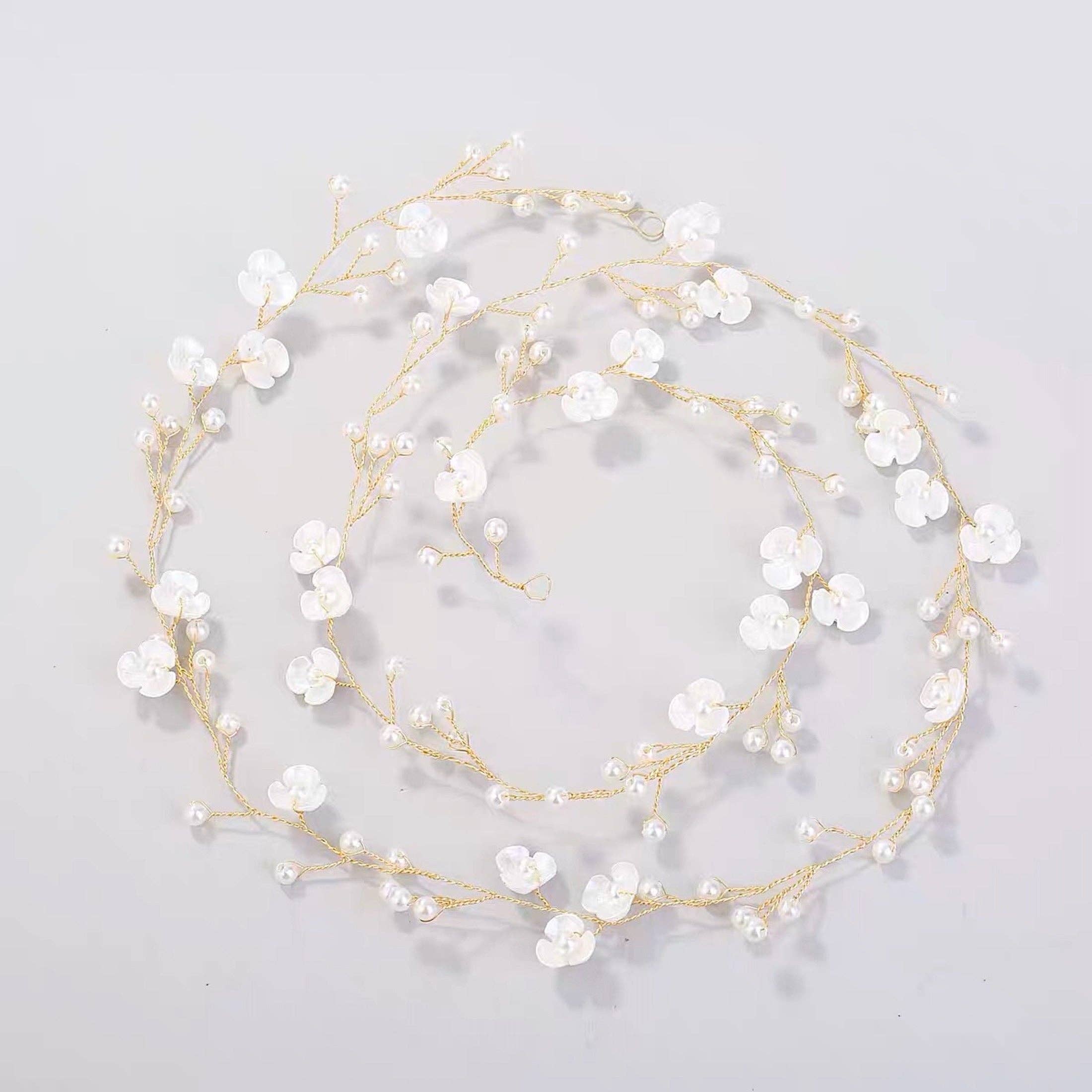 LanLivia – Großhandel Haarschmuck-Set – Demen – Romantischer Haarschmuck aus handgefertigten weißen Perlmuttblumen für die Braut6