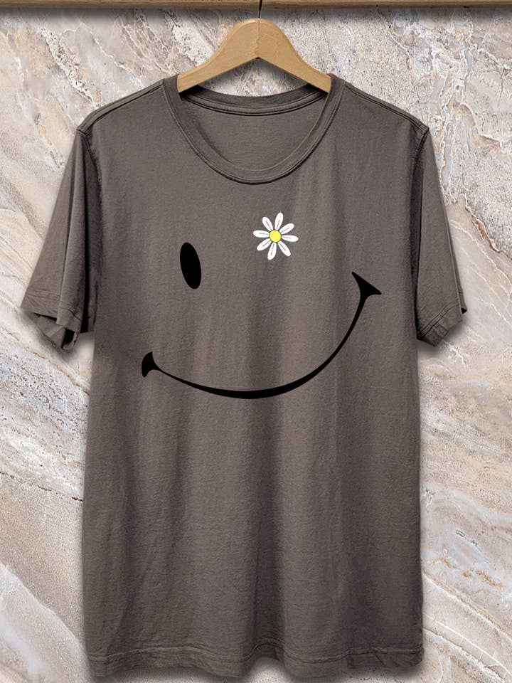 SPT-BA-190_Daisy Wink Smiley - T-shirt morbida tinta in indumento per la vendita all'ingrosso da parte di SP Tops, Inc.