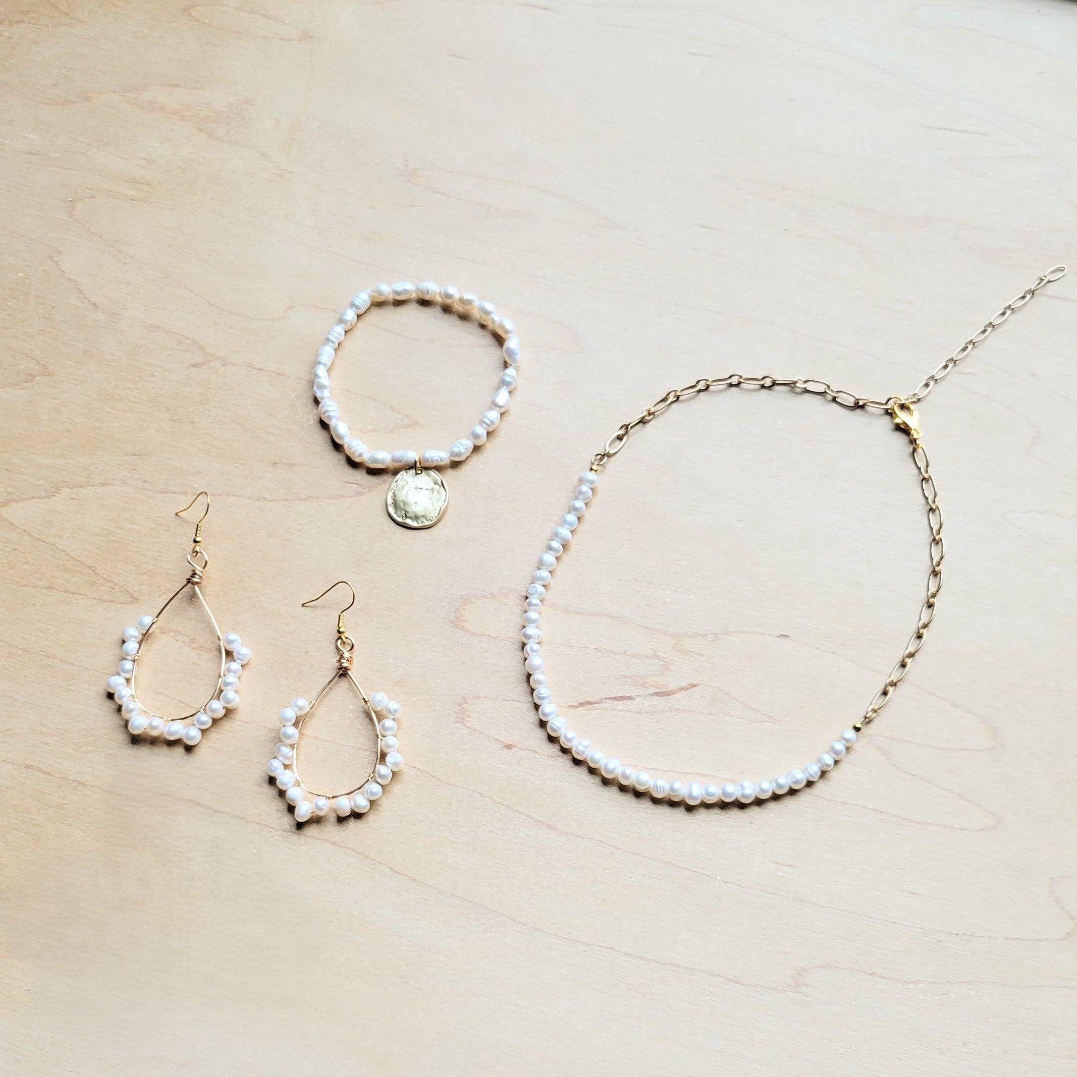 The Jewelry Junkie – Großhandel Perlenarmband – Süßwasserperlen-Armband mit matter Goldmünze 804m7