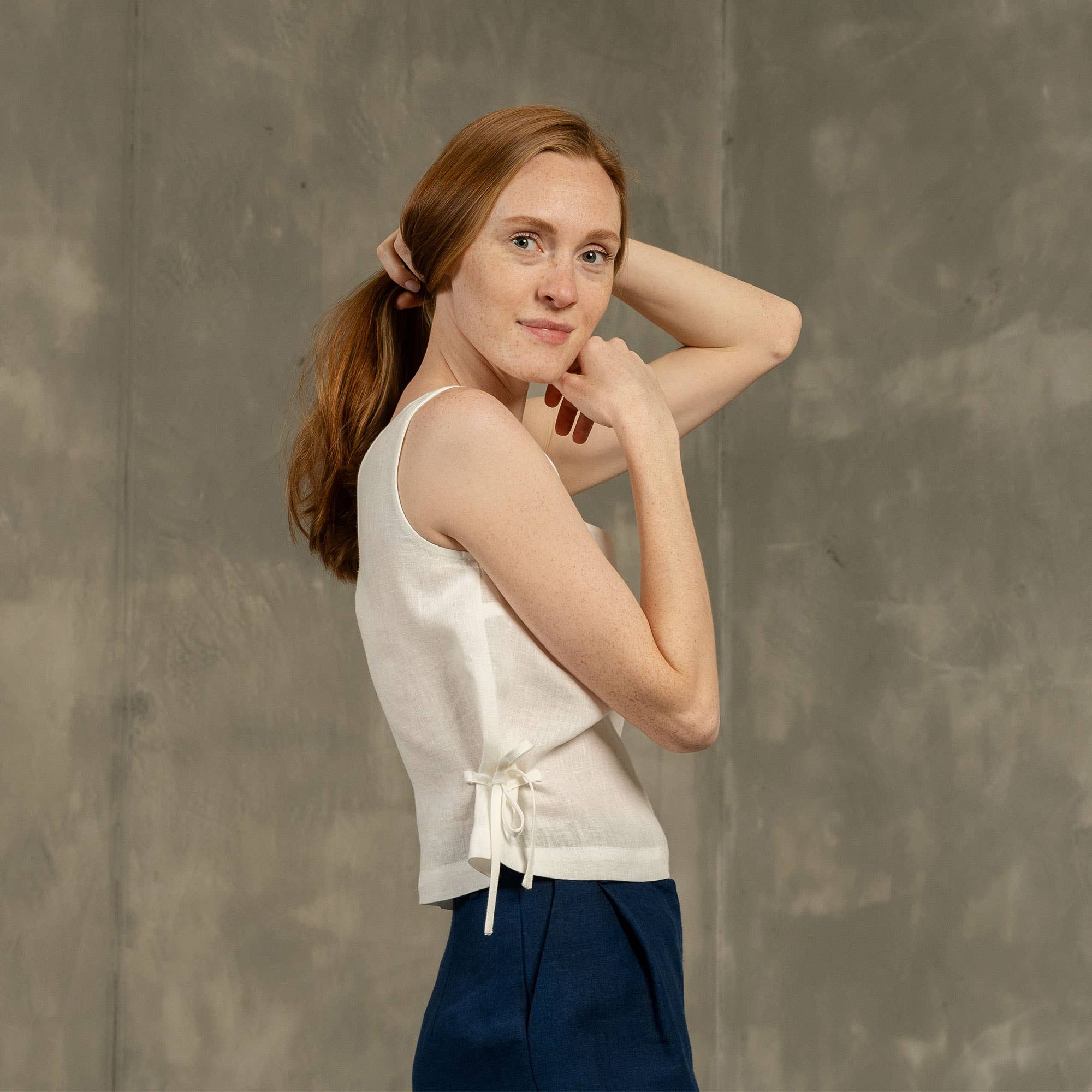 menique – wholesale Blus - Dam – Linne Crop Top med Sidoband Audrey - Vit Sommarlinne11