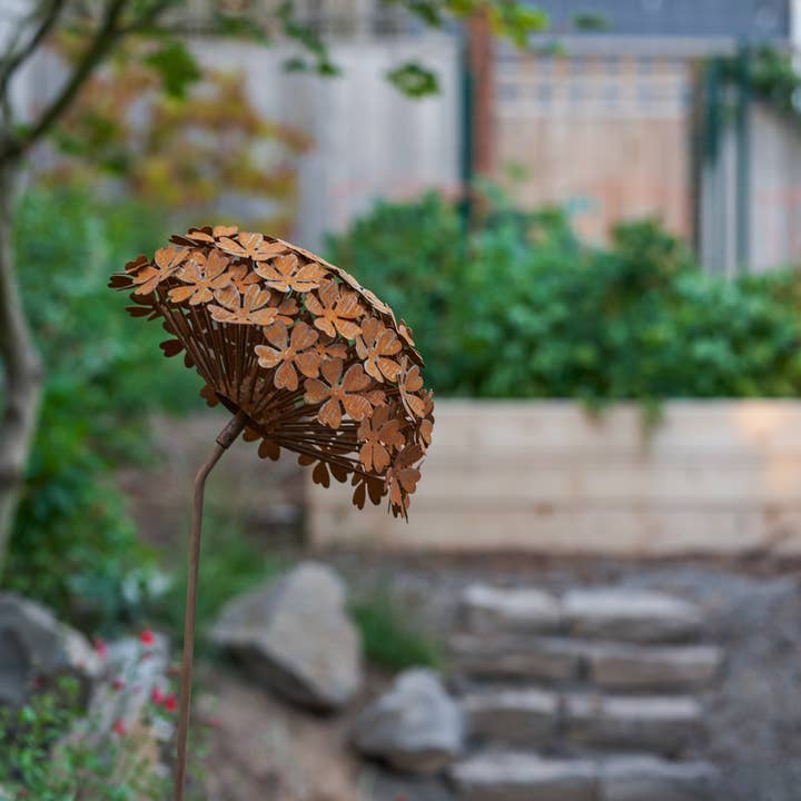 Fortunia havepynt i rustent metal for engroshandel hos Elegant Garden Design