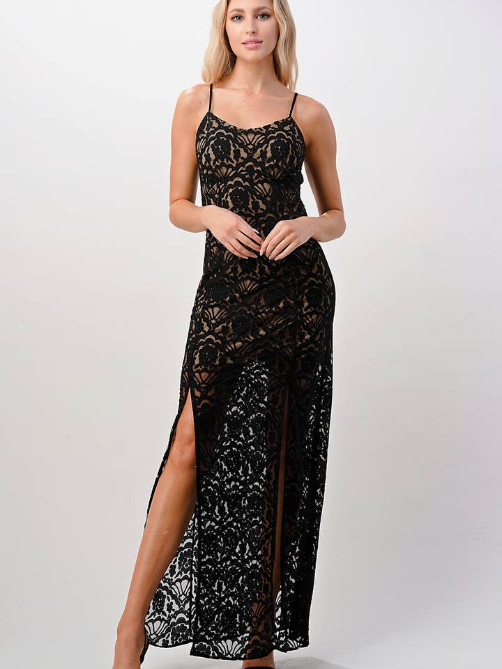 Robe longue en dentelle à fente sur le devant pour la vente par MILEY + MOLLY