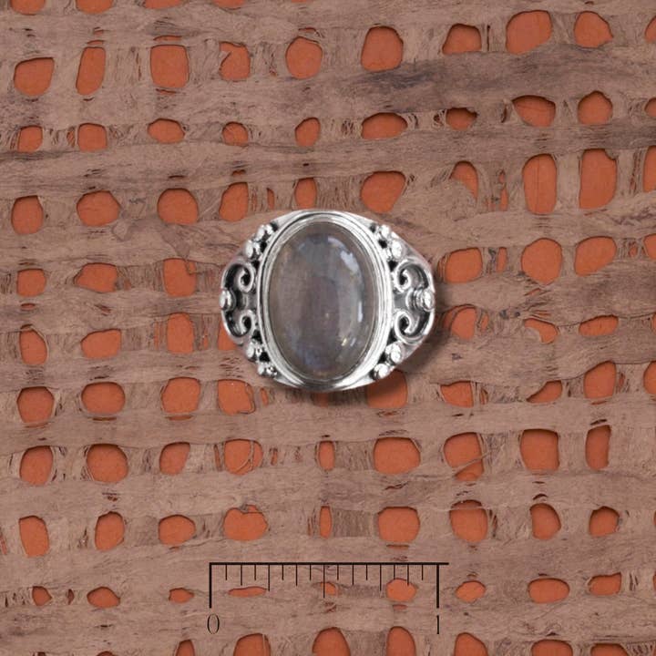 Ovaler schwarzer Mondsteinring mit gestalteter Lünette (klein) für den Großhandel von Tidepool